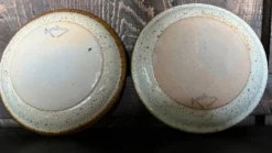 Lot de 2 assiettes à dessert signées Austruy