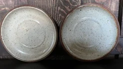 Lot de 2 assiettes à dessert signées Austruy