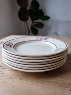 Lot de 7 assiettes à dessert vintage en faïence de Gien, modèle Jacqueline
