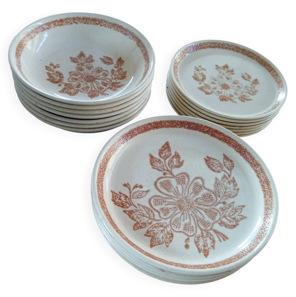 Lot de 19 assiettes en grés