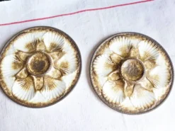 Lot de 2 assiettes à huîtres Longchamp, assiettes vintage à coquillage.
