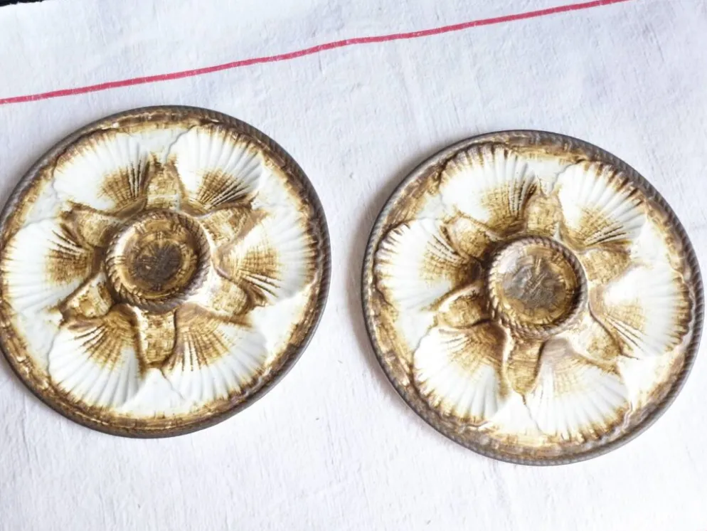 Lot de 2 assiettes à huîtres Longchamp, assiettes vintage à coquillage.