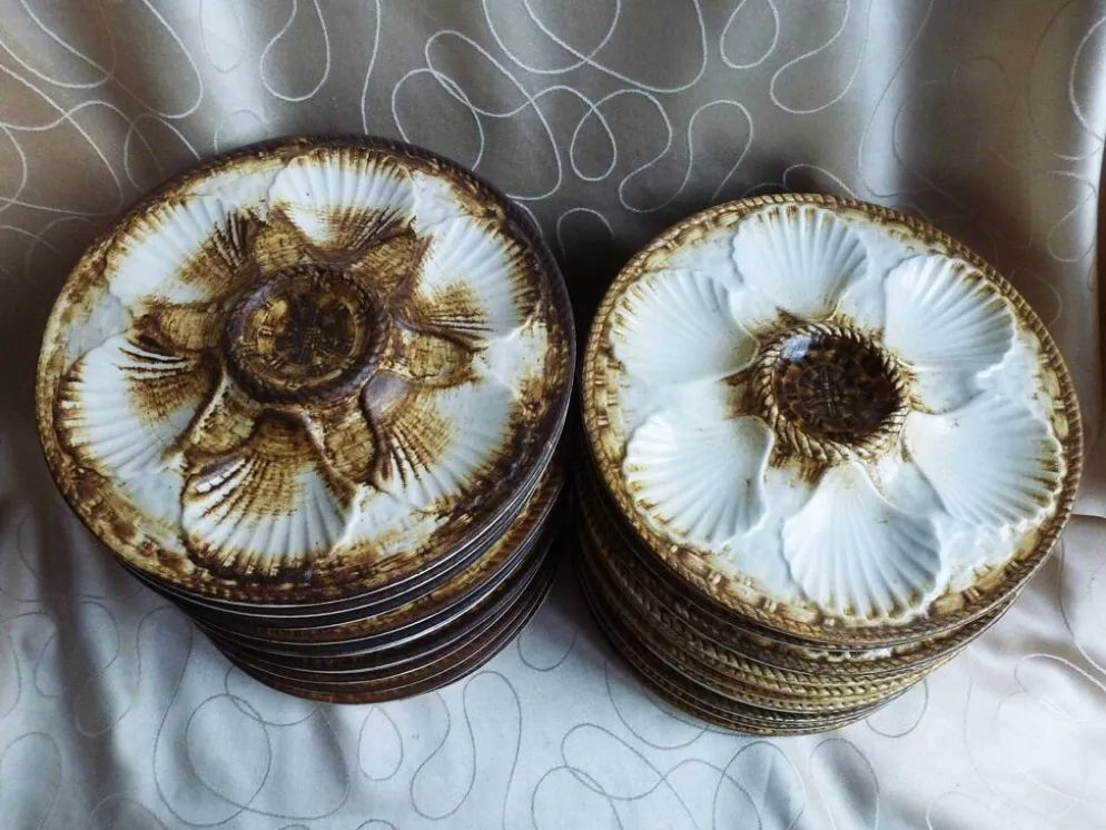 Lot de 2 assiettes à huîtres Longchamp, assiettes vintage à coquillage.