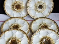 Lot de 2 assiettes à huîtres Longchamp, assiettes vintage à coquillage.