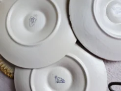 Lot de 2 assiettes à huîtres Longchamp, assiettes vintage à coquillage.