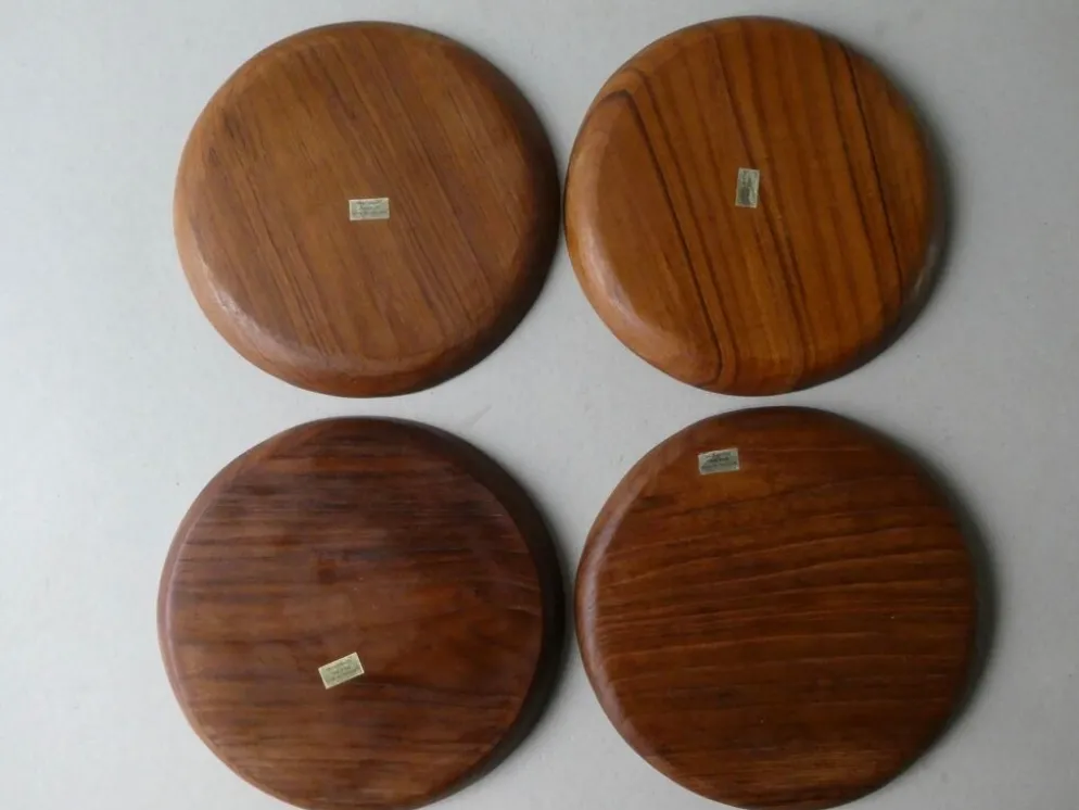 Lot de 4 assiettes ou plats de service en teck, années 70-80