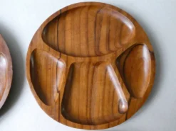 Lot de 4 assiettes ou plats de service en teck, années 70-80