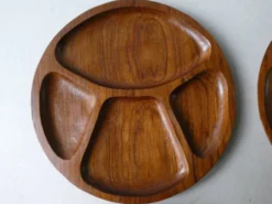 Lot de 4 assiettes ou plats de service en teck, années 70-80