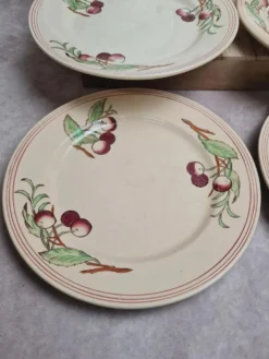 Lot de 6 assiettes plates Boch La Louvière Belgique modèle 2460 décor cerises polychrome