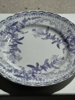 Lot de 5 assiettes plates en faïence à décor floral couleur lavande H2 D22