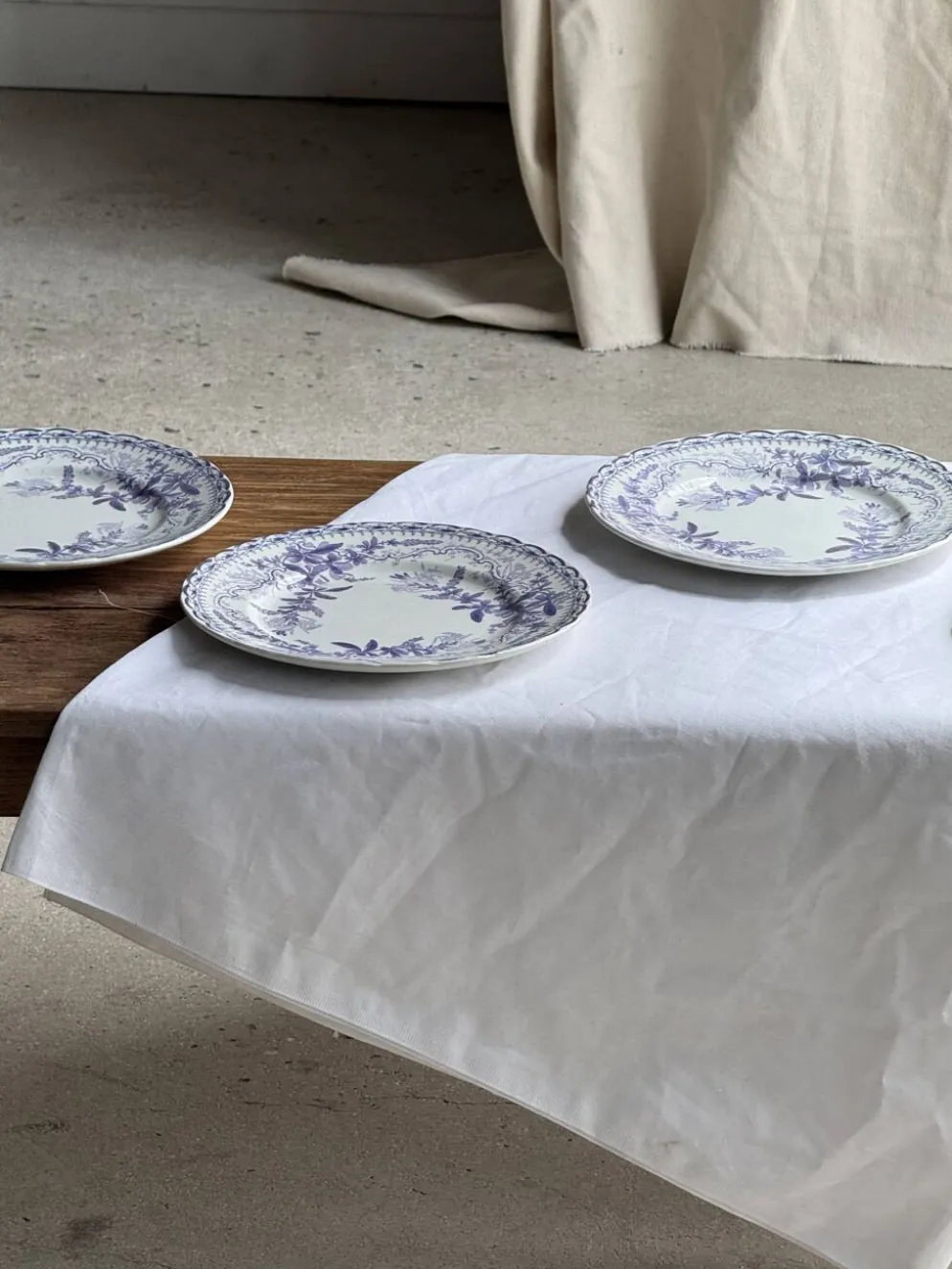 Lot de 5 assiettes plates en faïence à décor floral couleur lavande H2 D22