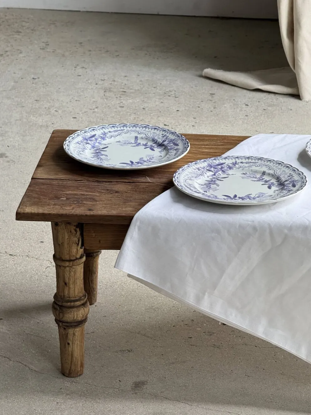 Lot de 5 assiettes plates en faïence à décor floral couleur lavande H2 D22