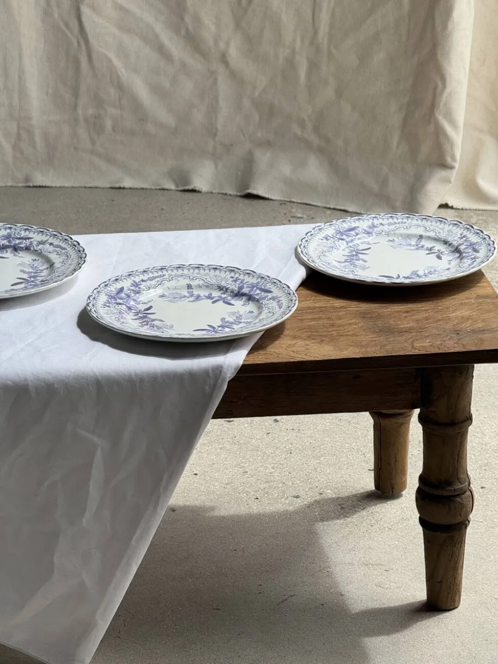 Lot de 5 assiettes plates en faïence à décor floral couleur lavande H2 D22