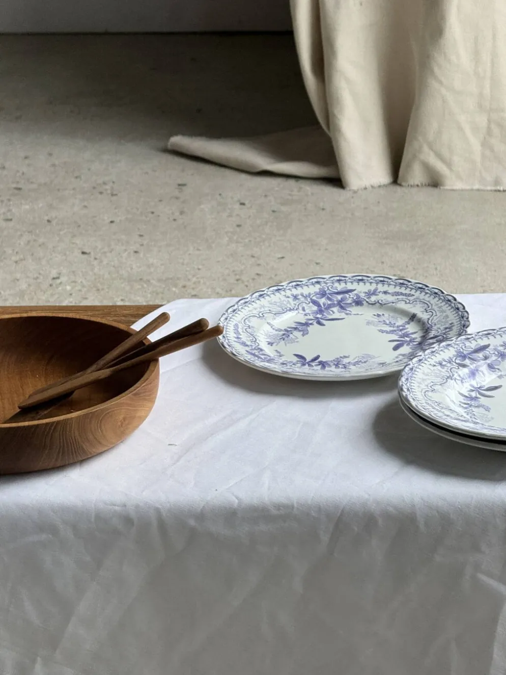 Lot de 5 assiettes plates en faïence à décor floral couleur lavande H2 D22