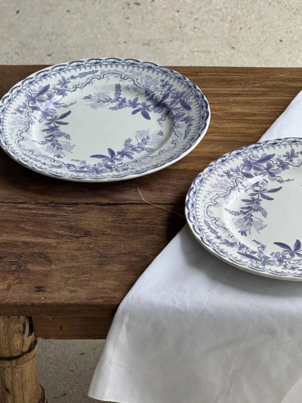 Lot de 5 assiettes plates en faïence à décor floral couleur lavande H2 D22