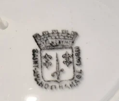 Lot de 5 assiettes plates en faïence ancienne – Saint-Amand – "Anémone"