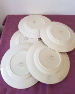 Lot de 5 assiettes plates, signé Longwy