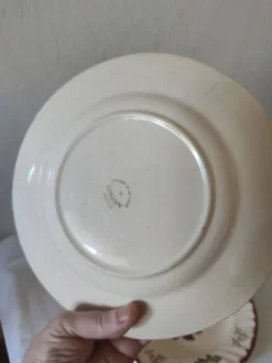 Lot de 5 assiettes plates, signé Longwy