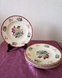 Lot de 5 assiettes plates, signé Longwy
