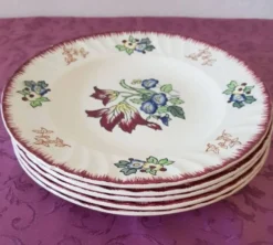 Lot de 5 assiettes plates, signé Longwy