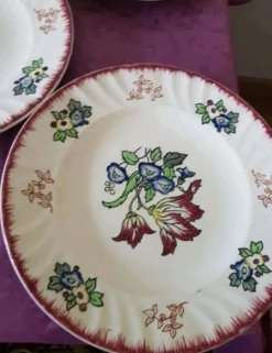 Lot de 5 assiettes plates, signé Longwy