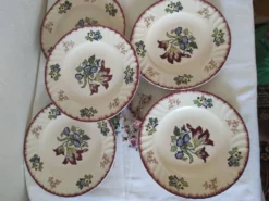 Lot de 5 assiettes plates, signé Longwy