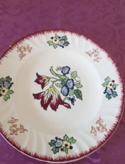 Lot de 5 assiettes plates, signé Longwy