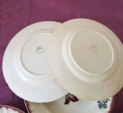 Lot de 5 assiettes plates, signé Longwy