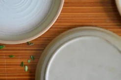 Lot de 3 assietts à dessert en grès à bord relevé