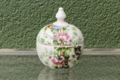 Lot de 3 bonbonnières fleuries en porcelaine de Paris