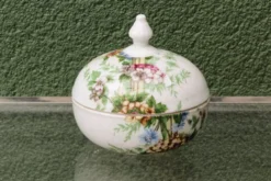 Lot de 3 bonbonnières fleuries en porcelaine de Paris