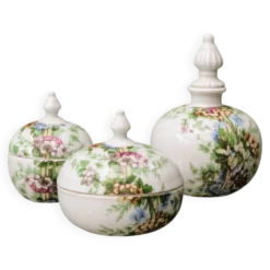 Lot de 3 bonbonnières fleuries en porcelaine de Paris