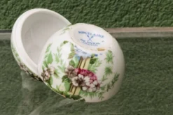 Lot de 3 bonbonnières fleuries en porcelaine de Paris