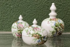 Lot de 3 bonbonnières fleuries en porcelaine de Paris