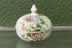 Lot de 3 bonbonnières fleuries en porcelaine de Paris