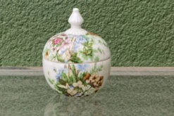 Lot de 3 bonbonnières fleuries en porcelaine de Paris