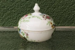 Lot de 3 bonbonnières fleuries en porcelaine de Paris