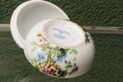 Lot de 3 bonbonnières fleuries en porcelaine de Paris
