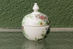 Lot de 3 bonbonnières fleuries en porcelaine de Paris