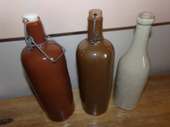 Lot de 3 bouteilles en grès vernissé