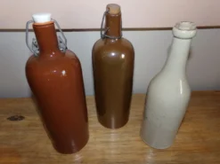 Lot de 3 bouteilles en grès vernissé