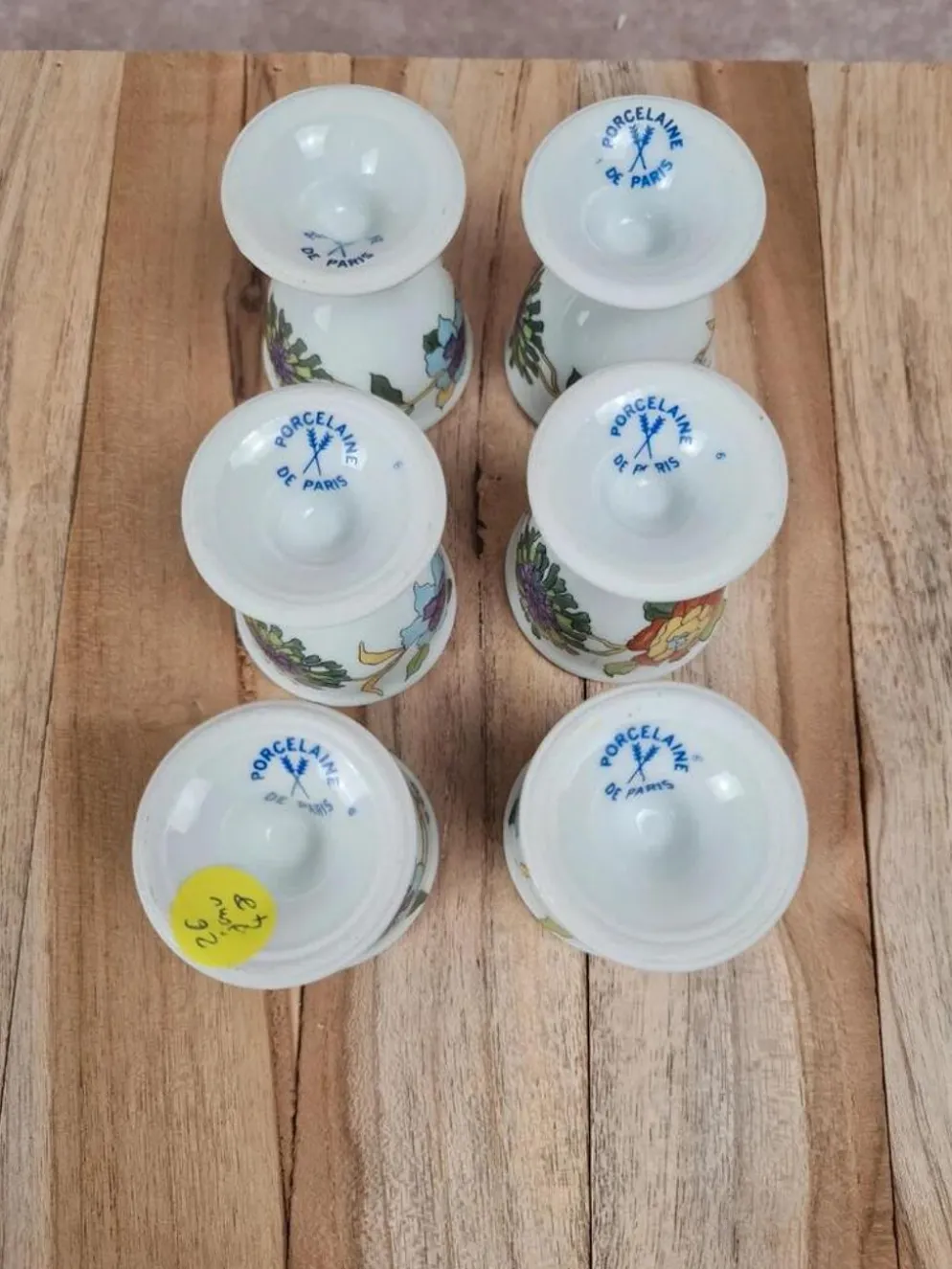 Lot de 6 coquetiers anciens en porcelaine de Paris + support bois