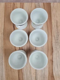 Lot de 6 coquetiers anciens en porcelaine de Paris + support bois