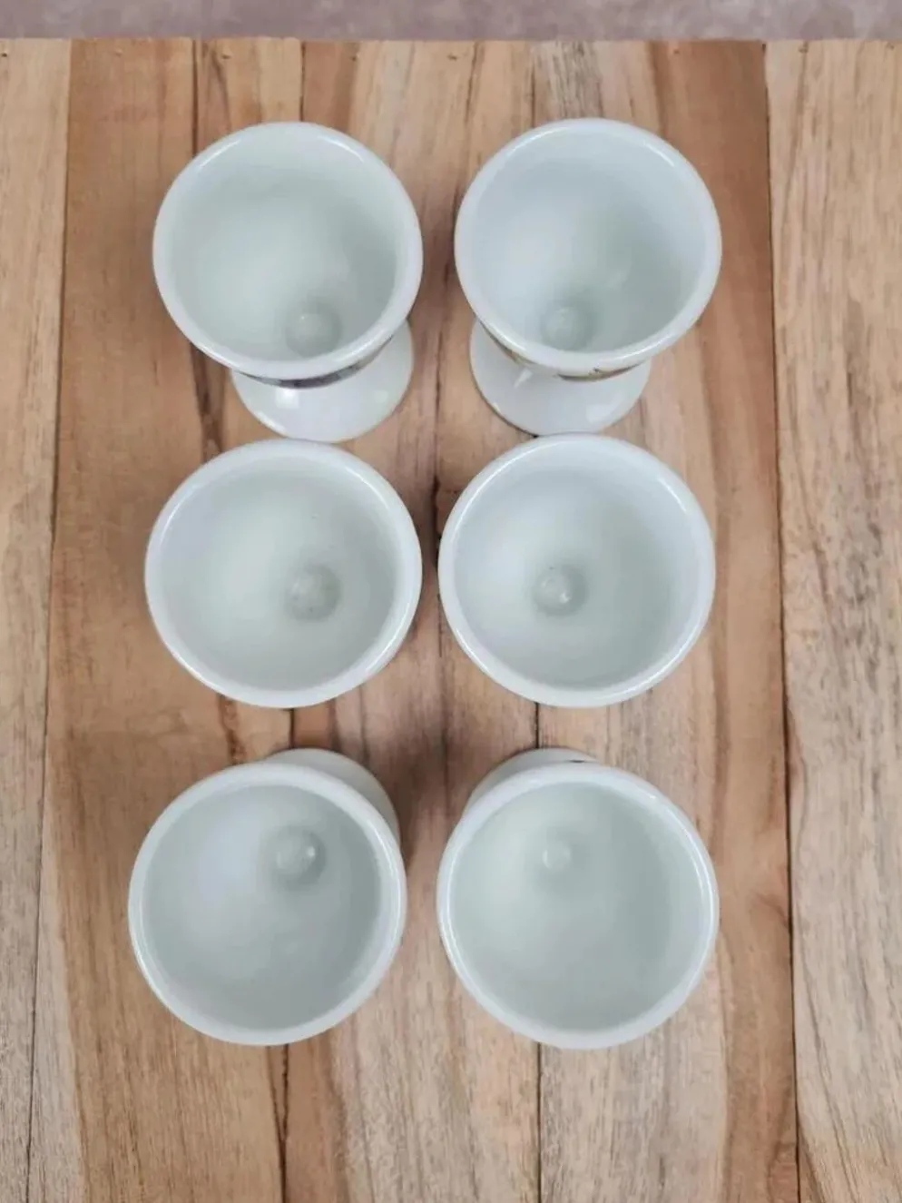 Lot de 6 coquetiers anciens en porcelaine de Paris + support bois