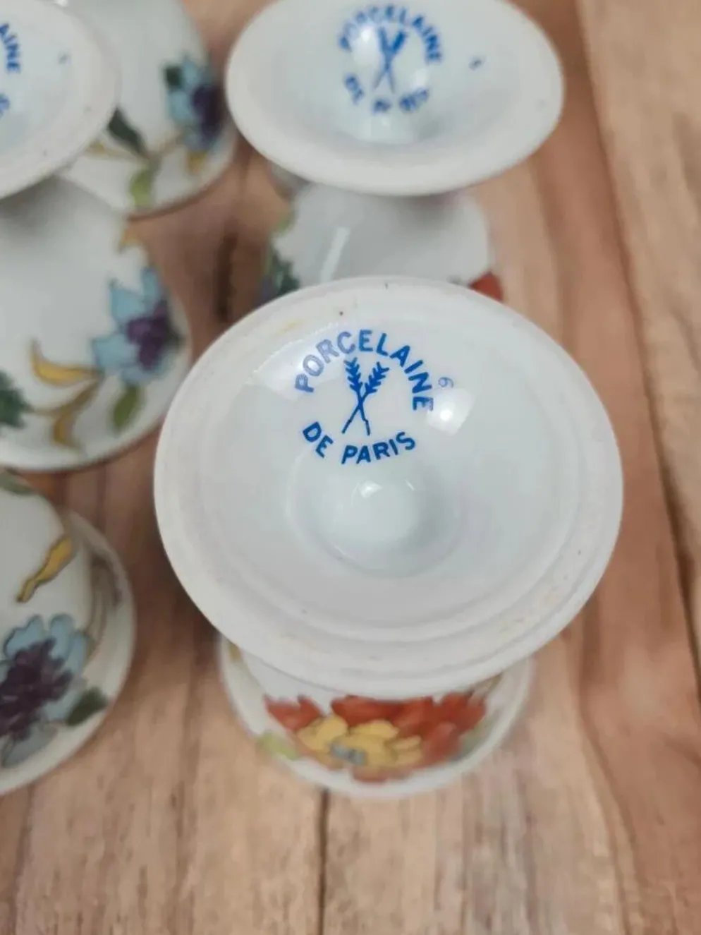 Lot de 6 coquetiers anciens en porcelaine de Paris + support bois