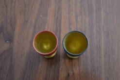 Lot de 2 coquetiers en bois à motifs