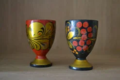Lot de 2 coquetiers en bois à motifs