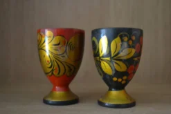 Lot de 2 coquetiers en bois à motifs