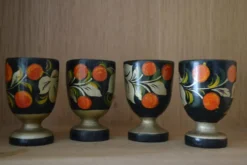 Lot de 4 coquetiers en bois peint