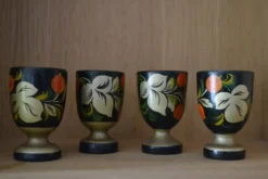 Lot de 4 coquetiers en bois peint